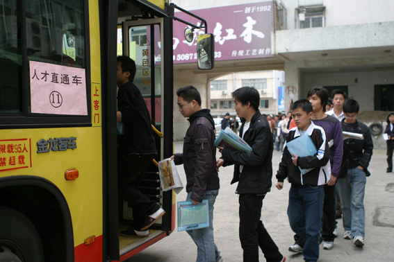 年后招人要靠“抢”？苏州通运劳务接送求职者